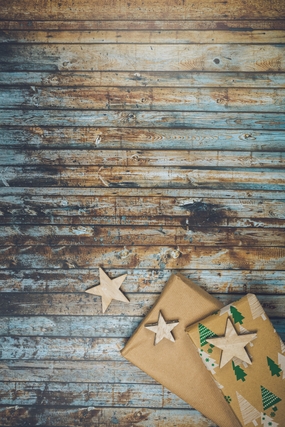 圣诞节圣诞礼物木纹背景图片